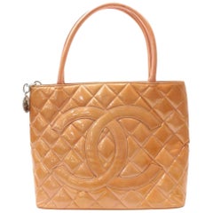 Chanel Médallion Quilted Salmon Zip 869033 Orange Patent Leather Tote