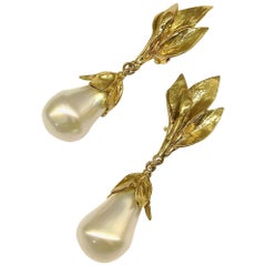 Boucles d'oreilles pendantes en feuille de laurier doré et perles baroques:: Yves Saint Laurent:: années 1980