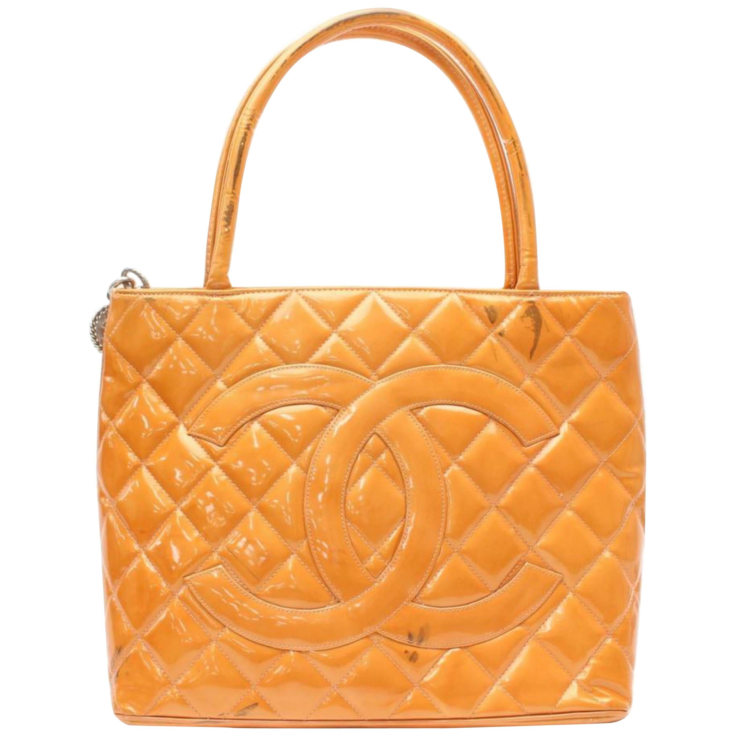 Chanel Médallion Quilted Zip 869582 Orange Patent Leather Tote For Sale ...