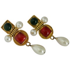 Chanel - Boucles d'oreilles pendantes en verre coulé et fausses perles de Gripoix vintage