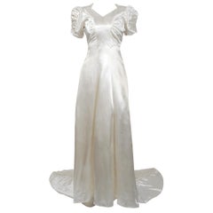 1930er Jahre elfenbeinfarbenes Satin- und Spitzenkleid mit Rüschen und Puffärmeln in voller Länge