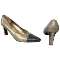 Salvatore Ferragamo Größe 9,5 1990er Jahre Vintage Bronze Gold + Marineblau High Heels