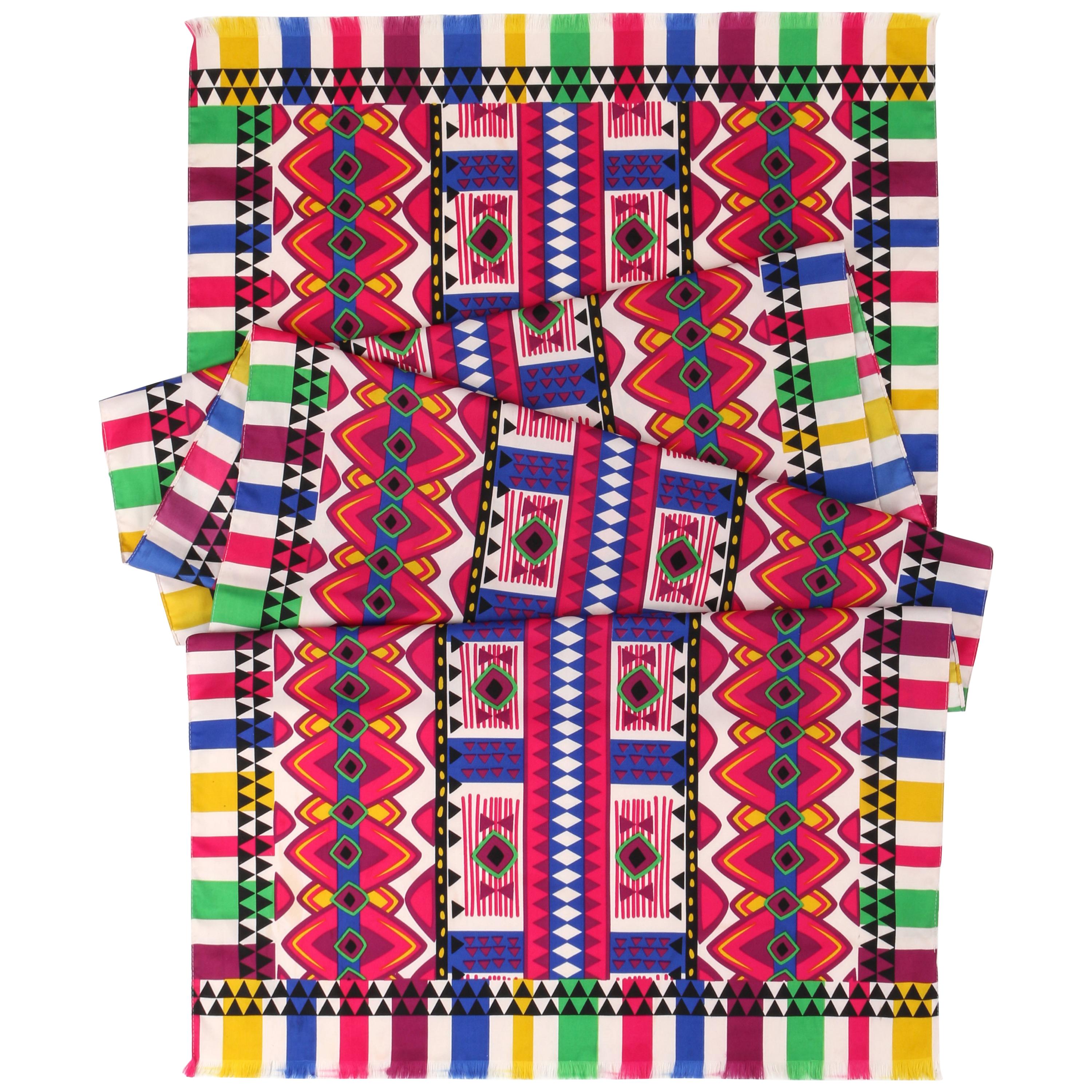 ETRO - Écharpe oblongue à franges en soie à imprimé tribal géométrique multicolore en vente
