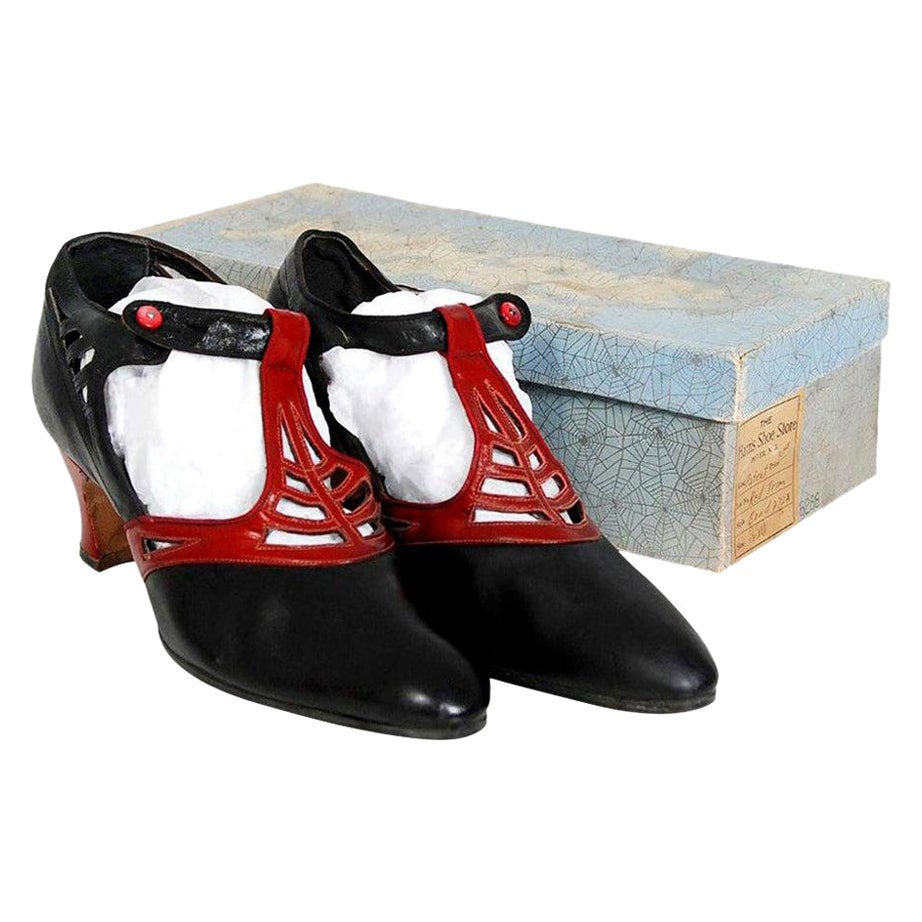 Vintage 1920er Jahre Spiderweb Cut-Out Neuheit Schwarz & Rot Leder Deco Schuhe mit Box im Angebot