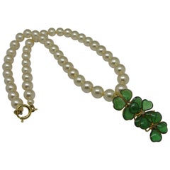 Gripoix unsigned green Clover poured glass drop faux pearl necklace