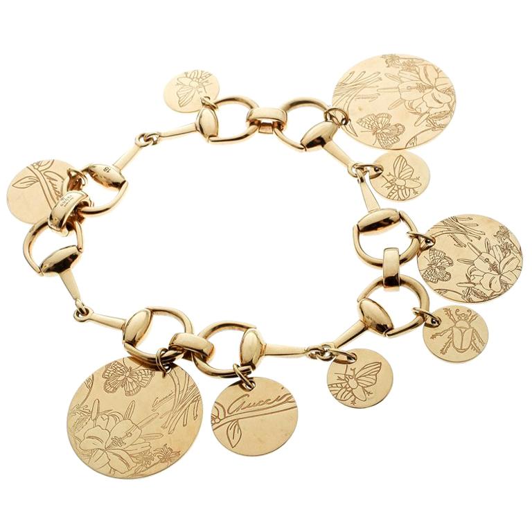 Gucci Floral Engraved Horsebit Link 18k Yellow Gold Charm Bracelet For Sale at 1stDibs