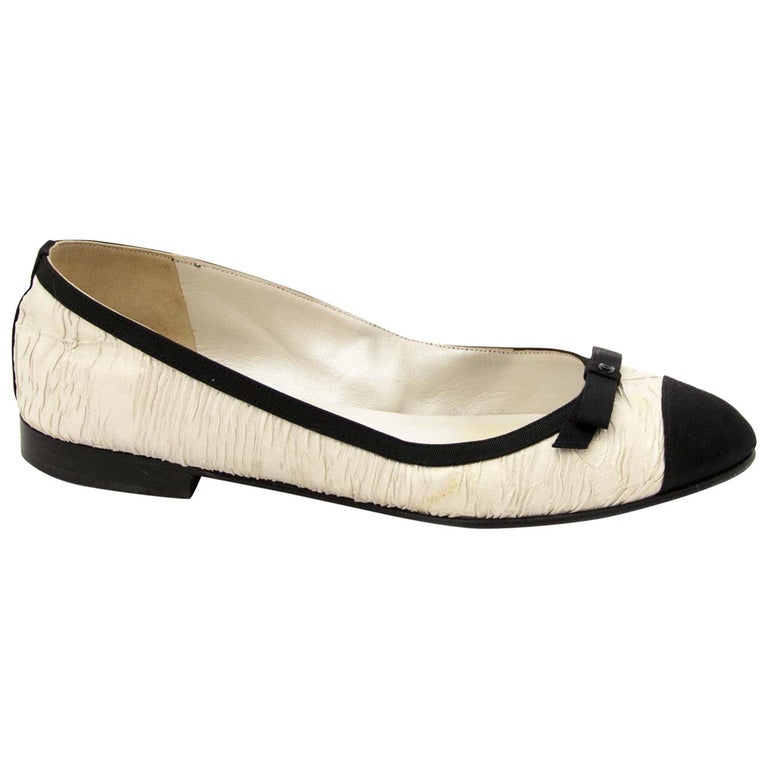 Chanel White And Black Bow Ballerina Flats - size 37.5 For Sale at 1stDibs
