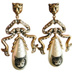 Vintage Gucci Signed Faux Pearl Cat Panther Head Bow Runway Drop Earrings Estate Jewelry