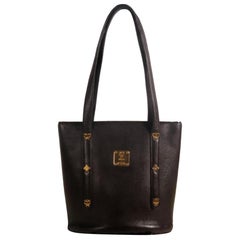 MCM Nieten-Schultertasche 868493 aus schwarzem Leder