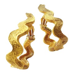 Boucles d'oreilles « cerceau ondulé » en métal doré texturé Yves Saint Laurent, France, années 1980