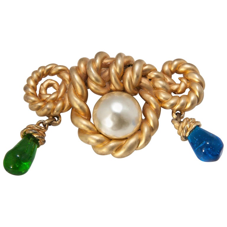 Chanel Light Gold Tone and Faux Pearl Twisted Brooch For Sale at