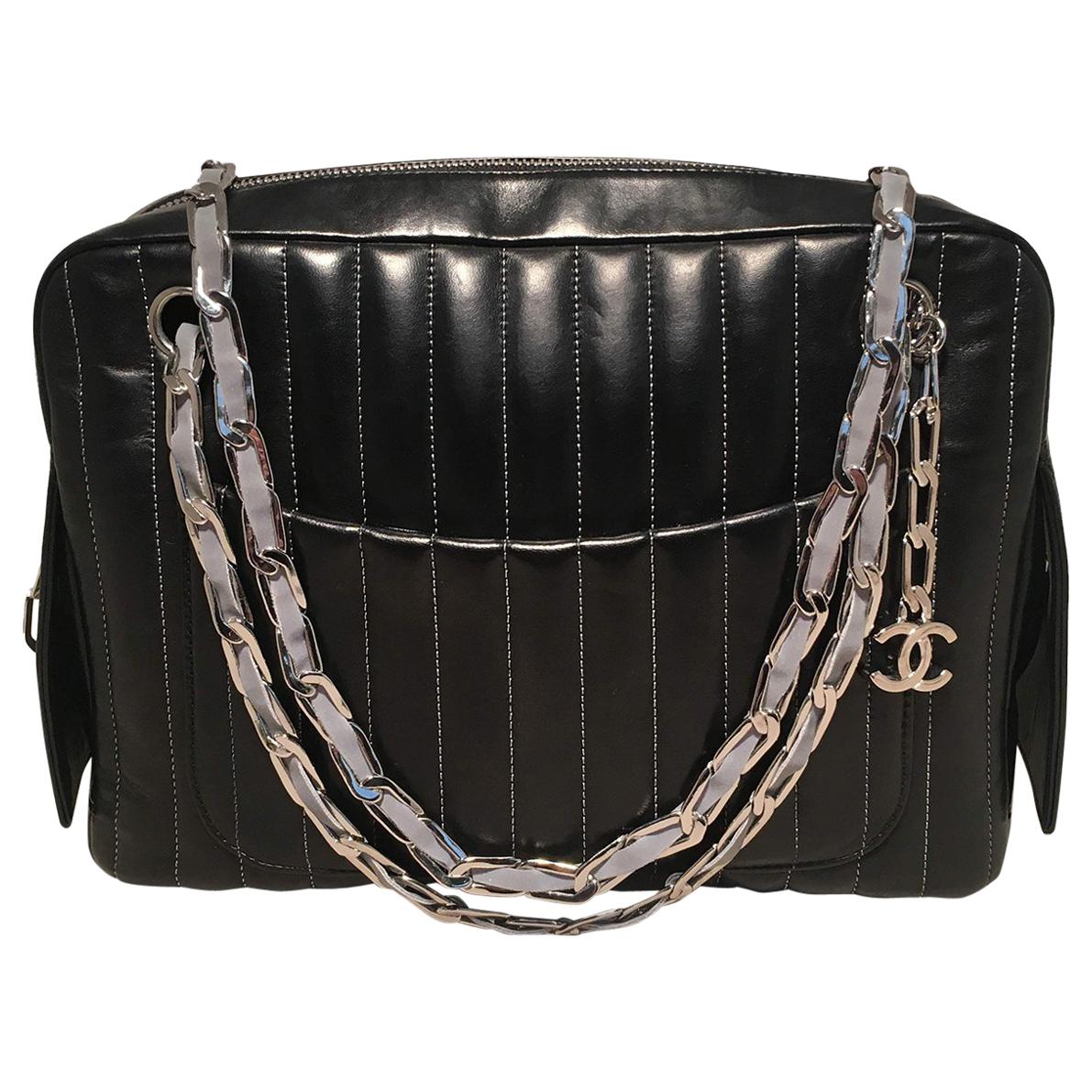 Chanel Mademoiselle Ligne Bolso vertical acolchado de piel negra para cámara de fotos