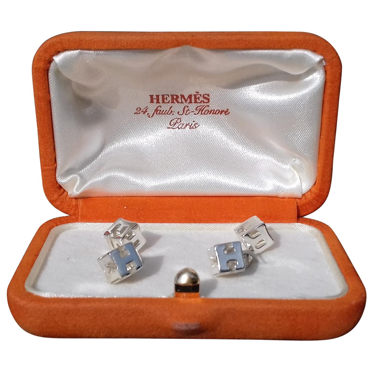 Hermès Boutons de manchette cubiques pour hommes et femmes avec lettres au logo Hermès en argent en vente