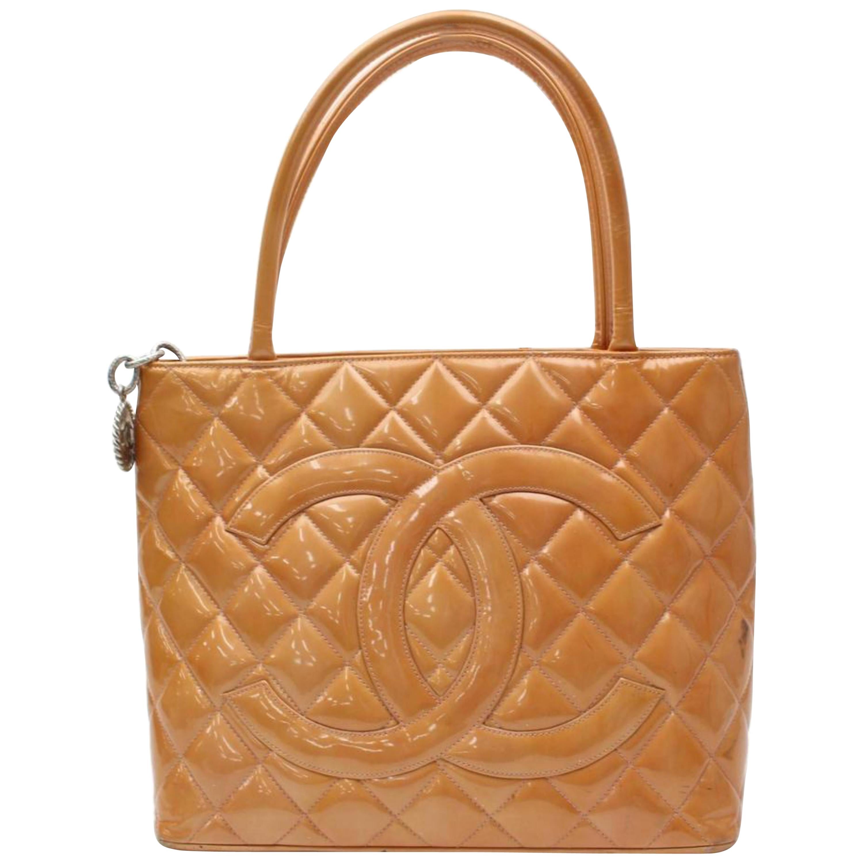 Chanel Médallion Quilted 865738 Orange Patent Leather Tote For Sale
