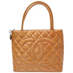 Chanel Médallion Quilted 865738 Orange Patent Leather Tote