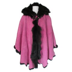 Rosa Cape mit Kapuze aus weichem Wildleder und Lammfell aus der Toskana mit Shearling