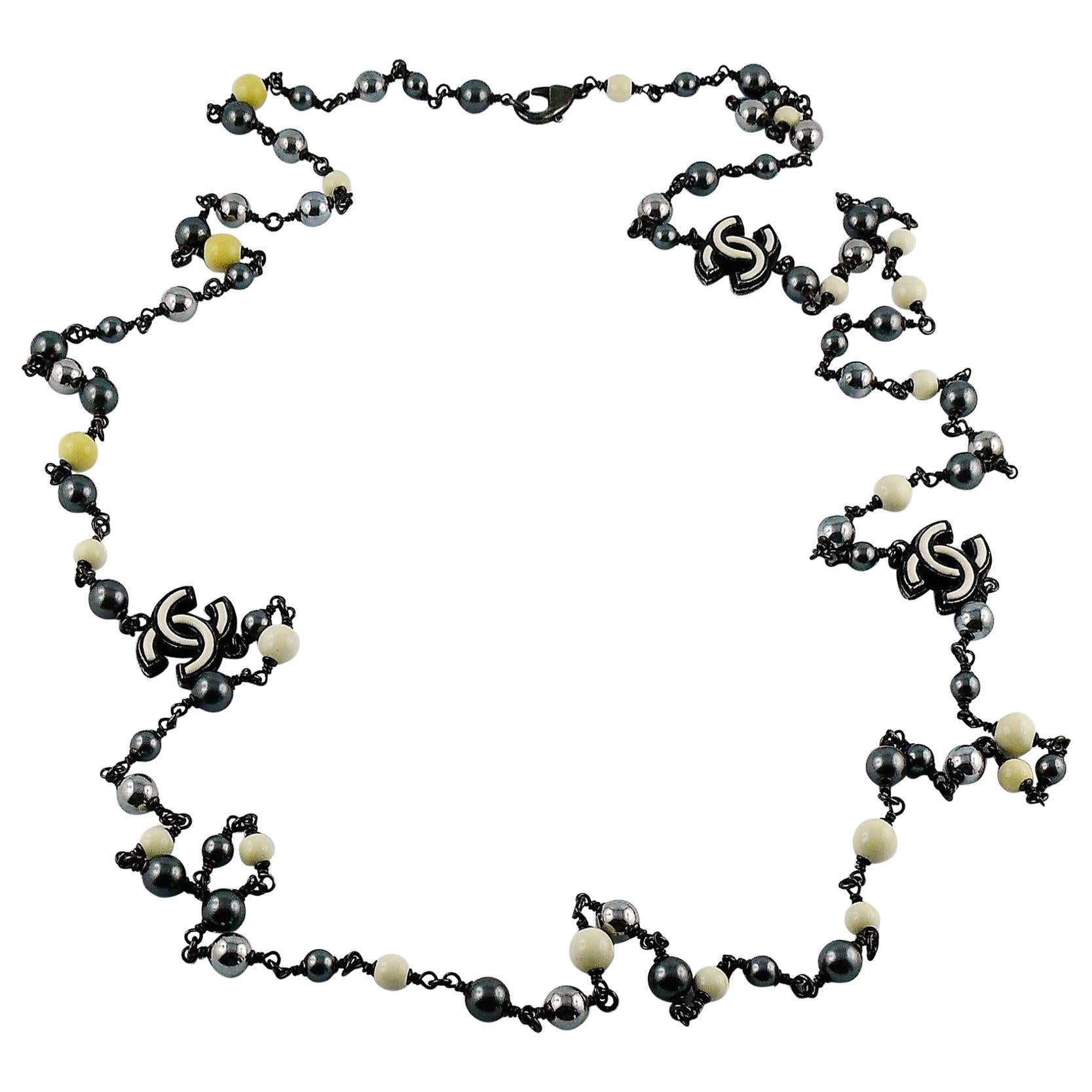 Chanel 2013 Lange graue und weiße Perlen-Logo-Halskette im Angebot