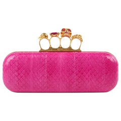 ALEXANDER MCQUEEN - Pochette en peau de serpent avec tête de mort en rose