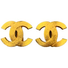 CHANEL VINTAGE Gold Tone Textured Metal CC Clip On Earrings - Season 29