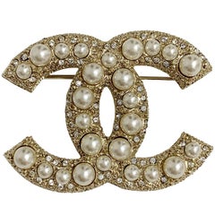 CHANEL CC Brooch in Gilt Metal set with Pearls and Rhinestones