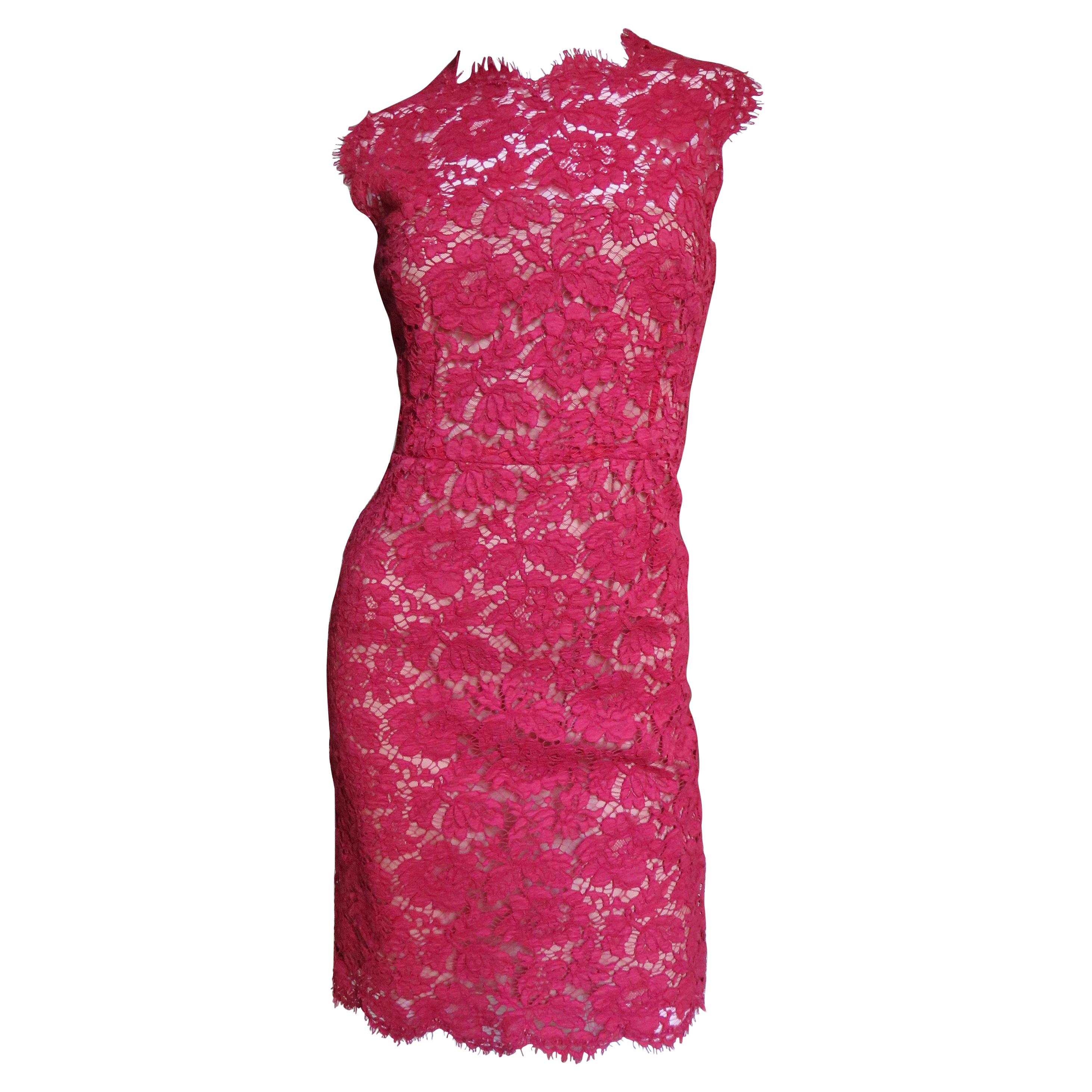 Valentino - Robe en dentelle rouge en vente