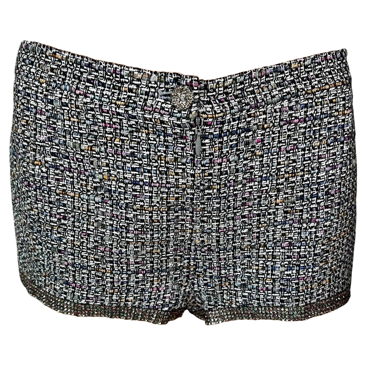Mini-short Chanel orné du logo CC et du cristaux, défilé printemps-été 2011