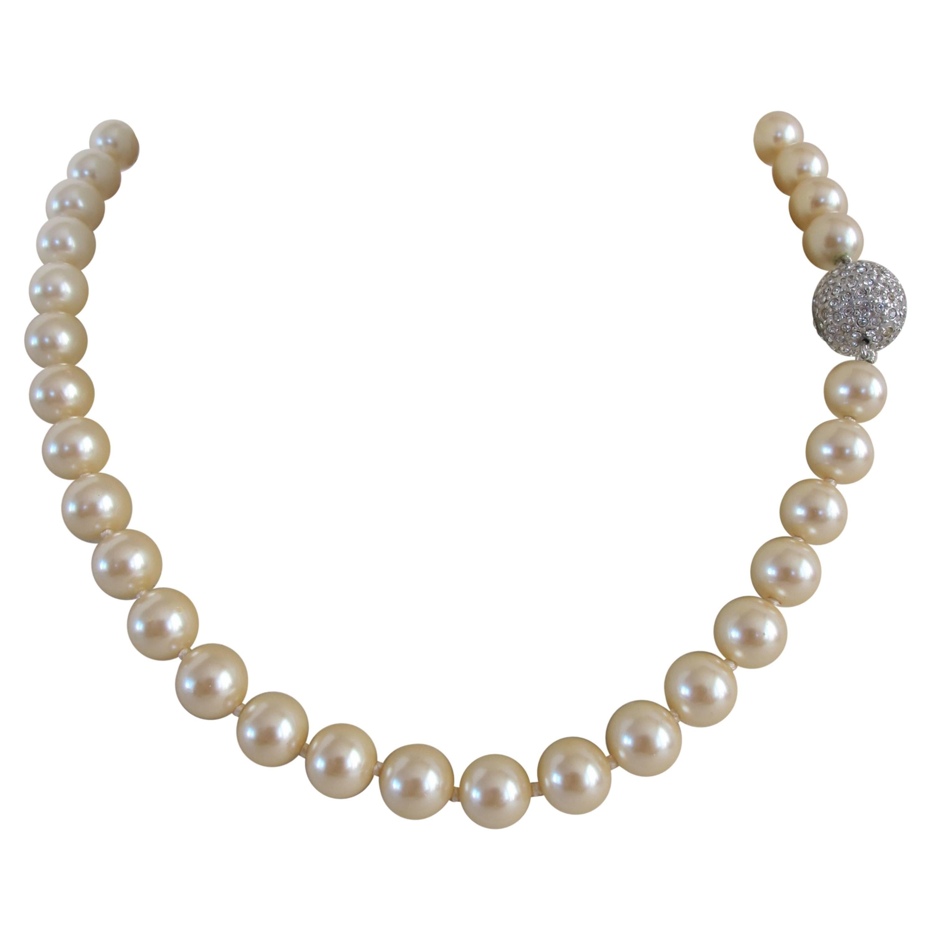 Knotted 1960's 1.5 cm Pearl Necklace with Rhinestone Disco Ball Closure For Sale
