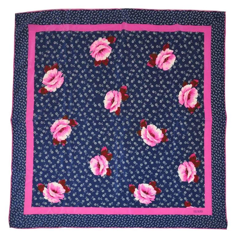 Sciarpa in seta floreale bianca, blu e fucsia di Bill Blass con bordi arrotolati a mano