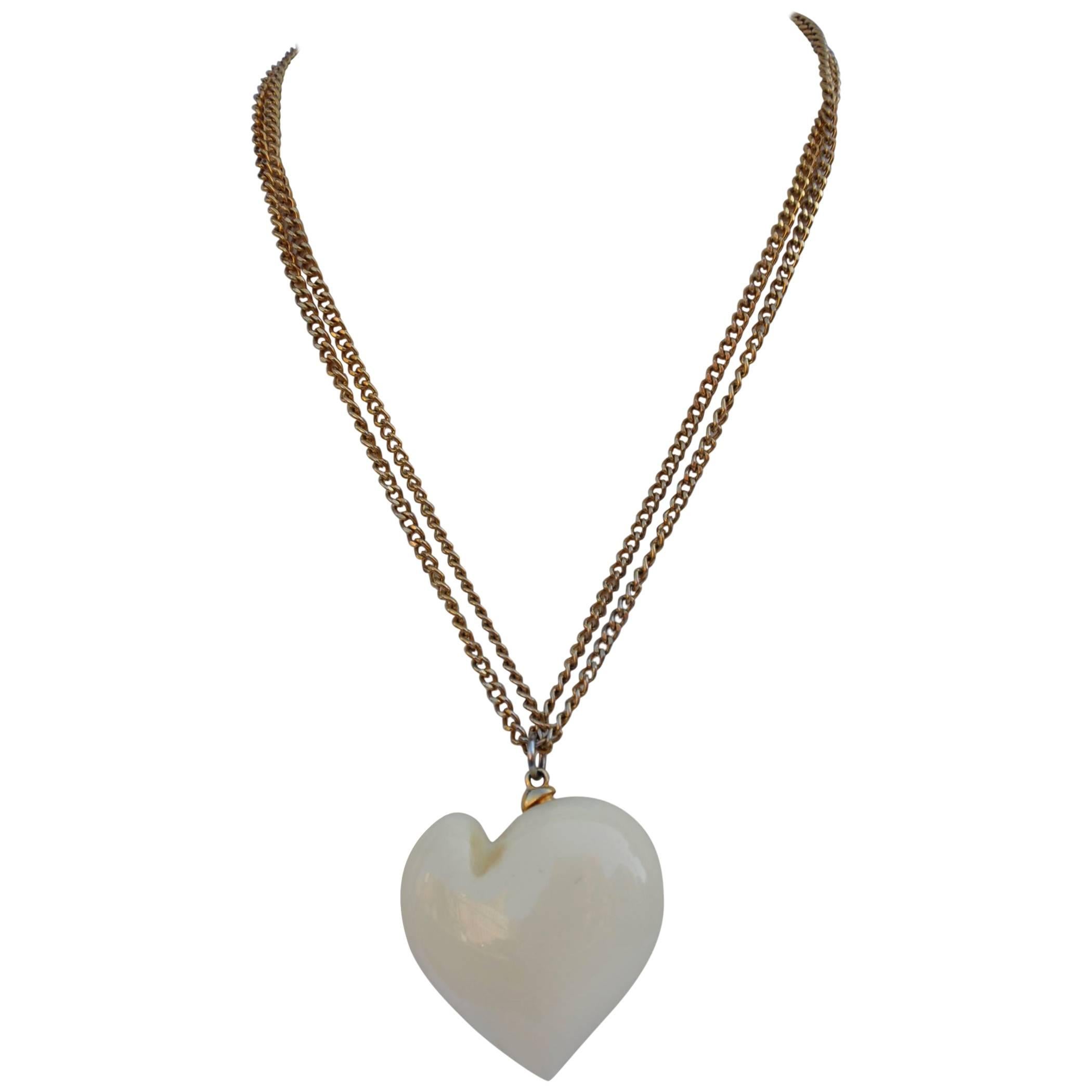 Énorme chaîne à maillons en forme de cœur en lucite crème et or signée Kenneth Jay Lane en vente