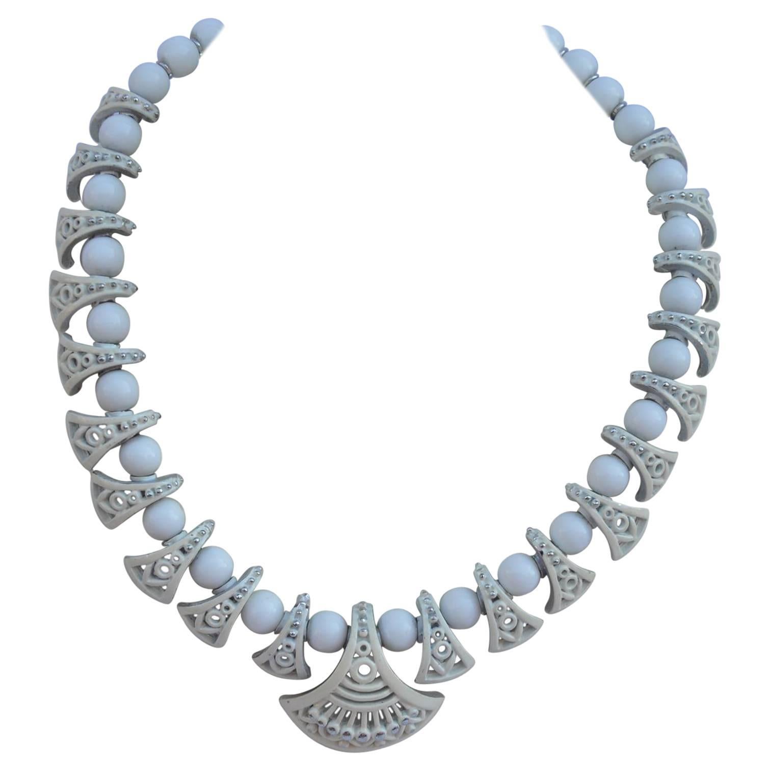 Gradual Halskette mit weißer Emaille und Silberbeschlägen im Angebot