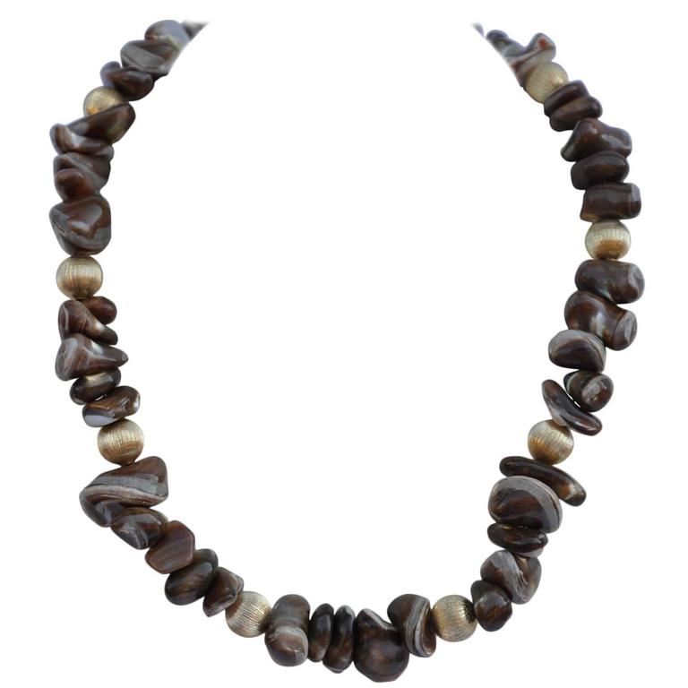 Collier de pierres naturelles tricolores multi-tailles et or doré avec pierres