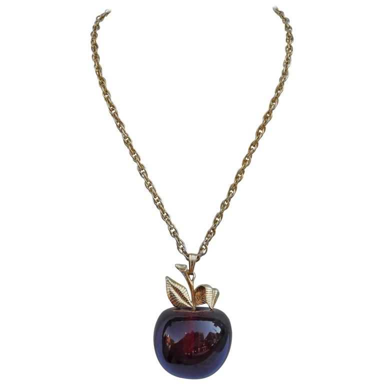 Enorme "Manzana" de Lucite con collar de oro