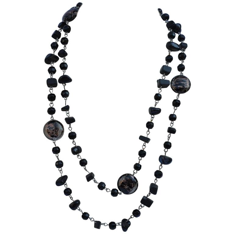 Grand collier en or métallique avec verre ovale noir et quincaillerie en argent