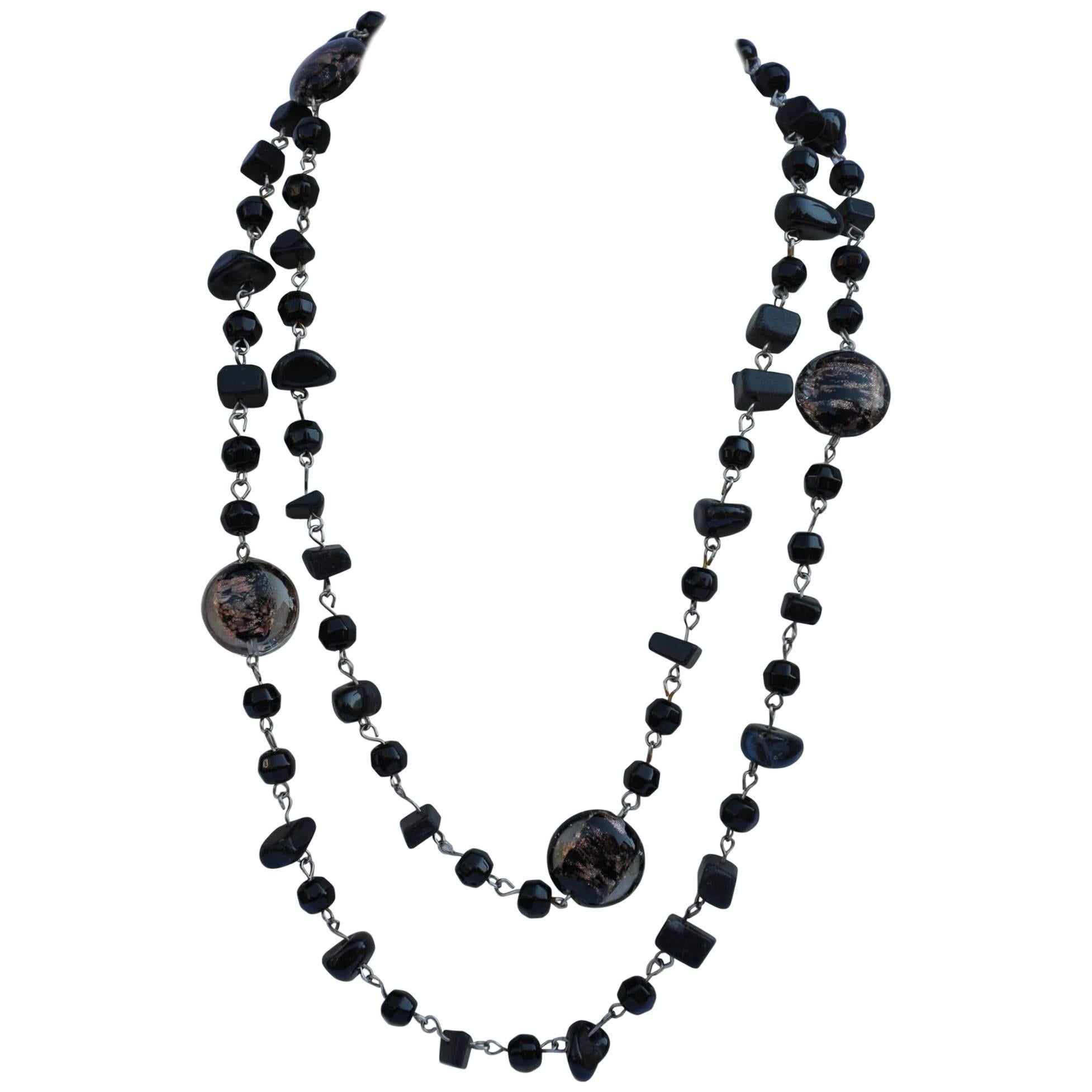 Collana grande in oro metallizzato con vetro ovale nero e ferramenta d'argento in vendita
