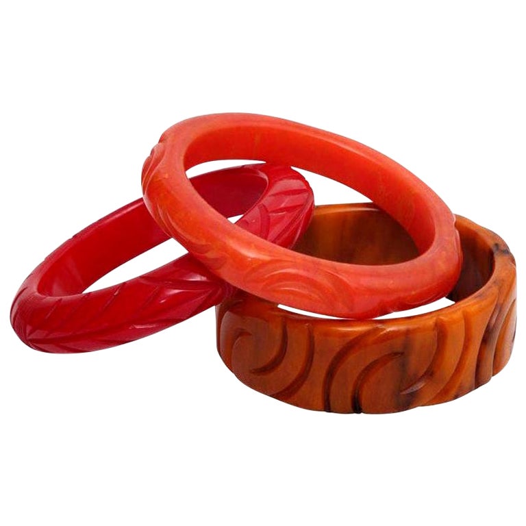 Set von drei roten, bernsteinfarbenen, orangefarbenen, geschnitzten Art-déco-Armbändern aus Bakelit im Angebot