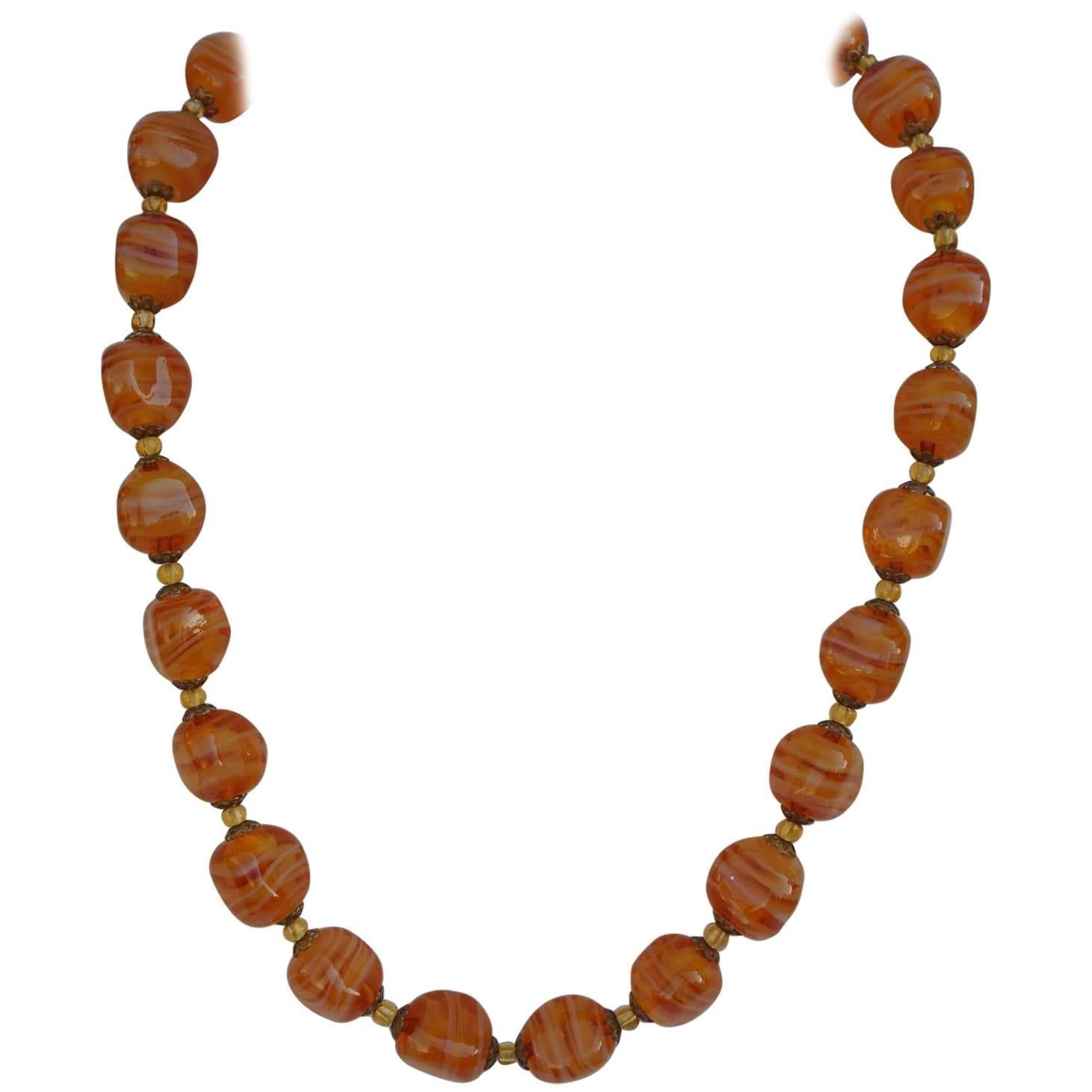 Halskette aus bernsteinfarbenen Glasperlen mit Silberbeschlägen im Angebot