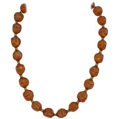 Collier de perles en verre de couleur ambrée avec quincaillerie en argent