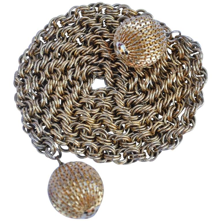 Ceinture à chaîne en métal doré avec grands glands en forme de « balle »