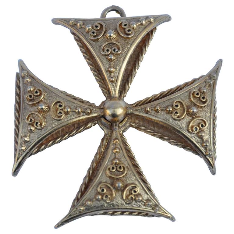 Très grand pendentif croix détaillé en or doré par Accessories NYC