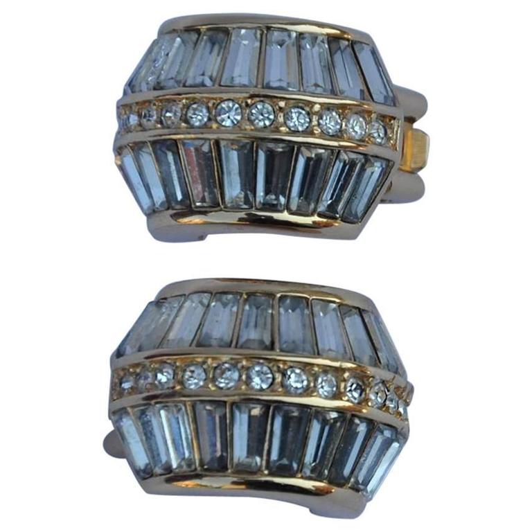Christian Dior Oro dorato con fermagli per orecchie con strass di diverse dimensioni
