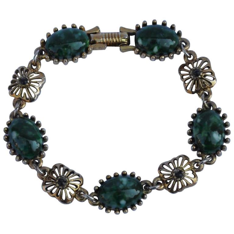 Pulsera detallada de herrajes dorados con piedras