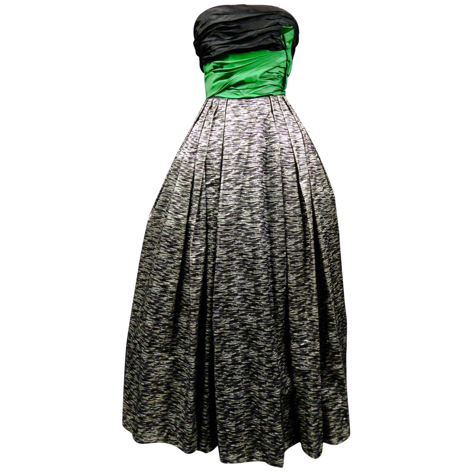 Un vestido de noche de tafetán y terciopelo de Jean Allen - Londres Circa 1955/1960 en venta