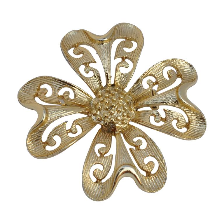 Grande broche florale en filigrane d'or doré