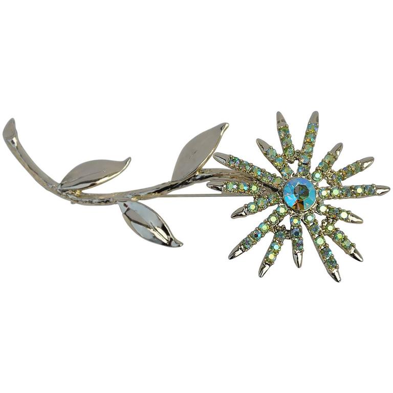 Grande broche florale avec plusieurs strasss