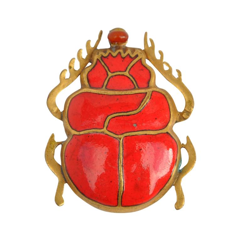 Grande lampe à suspension scarabée en or et émail rouge