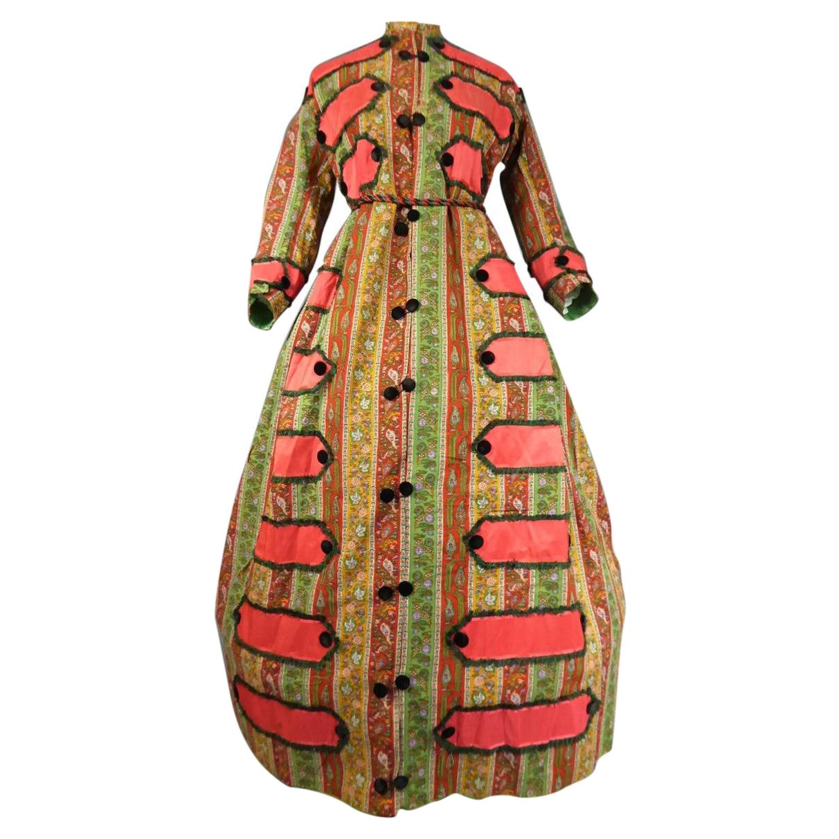Bedrucktes Crinoline-Kleid mit challisfarbenem Paisleymuster, um 1860 im Angebot