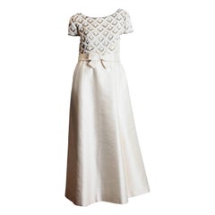 1960er Jahre Elfenbein Perlen Seide Radzimir Cap Sleeve Couture Detailliertes Kleid mit leichten E