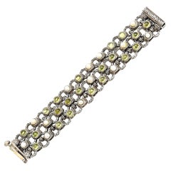 Bracciale a 3 file in peridoto, perle e argento sterling progettato da un gioielliere su misura