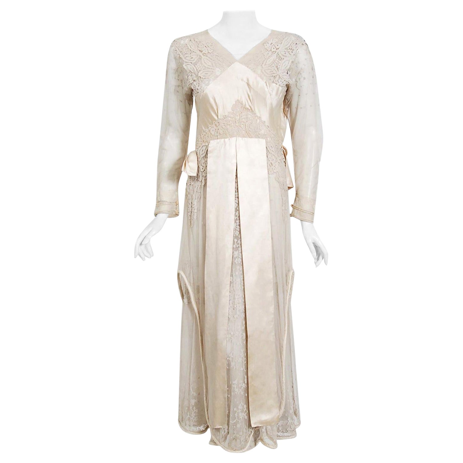 Robe de mariée couture édouardienne vintage des années 1910 ivoire, drapée de dentelle mixte et superposée en vente