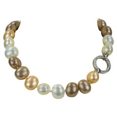 Grand et étonnant collier ras du cou en or blanc et bronze avec fausses perles